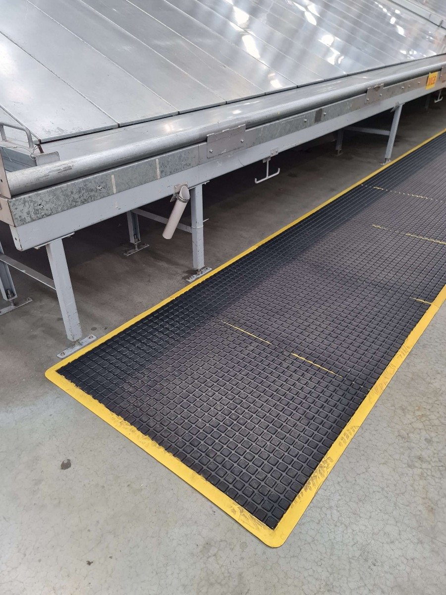 an anti fatigue mat with yellow safety borders.
