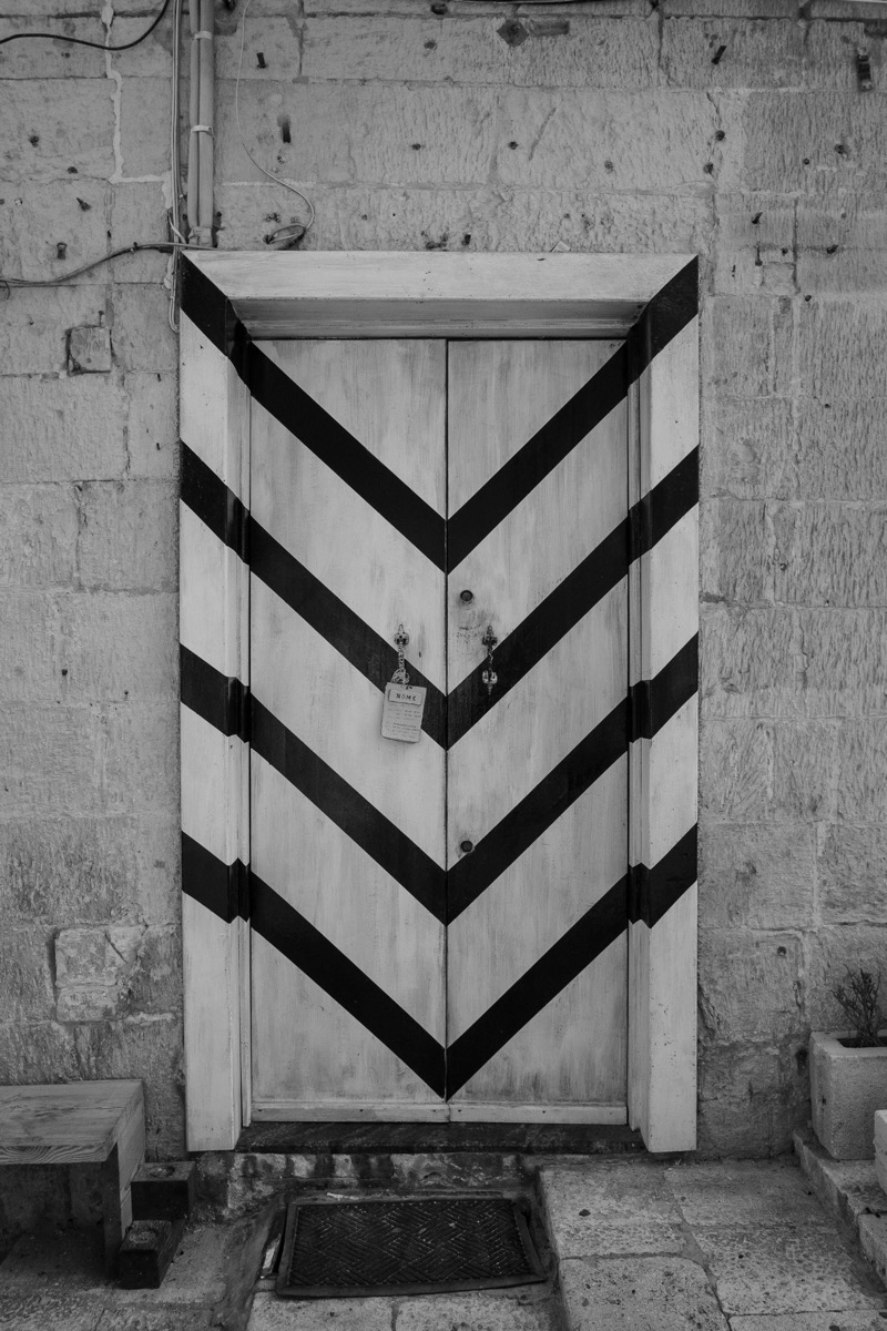 Art Deco entrance with a ribbed pile doormat.